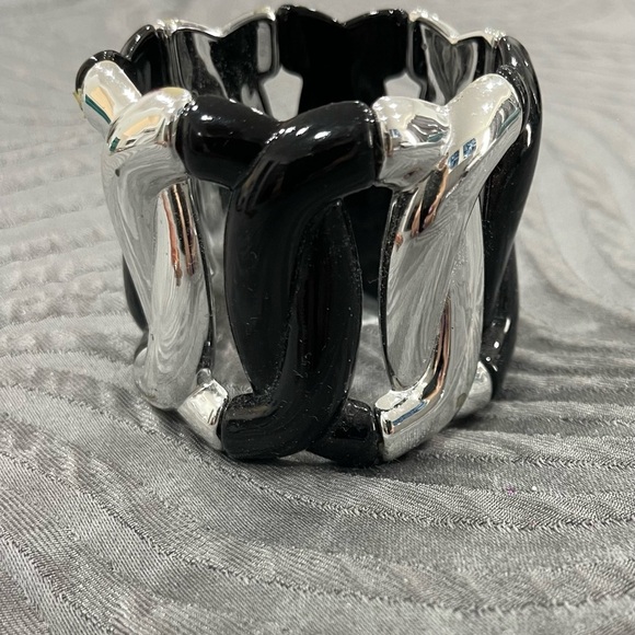 Black and silver bracelet - Picture 1 of 1